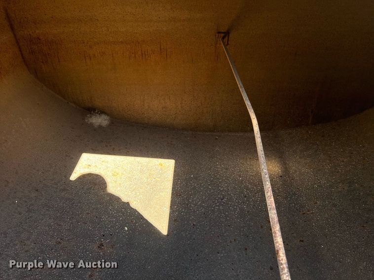 image for item EE7672 1992 Ford F700 water truck