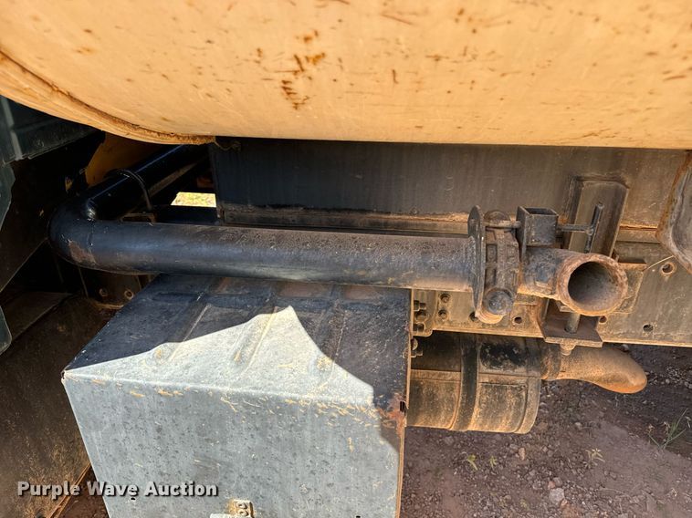 image for item EE7672 1992 Ford F700 water truck