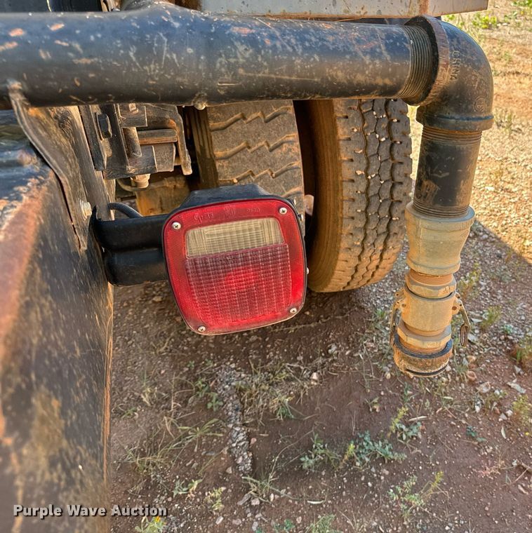 image for item EE7672 1992 Ford F700 water truck