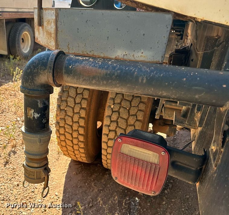 image for item EE7672 1992 Ford F700 water truck