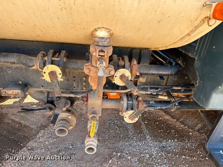 image for item EE7672 1992 Ford F700 water truck