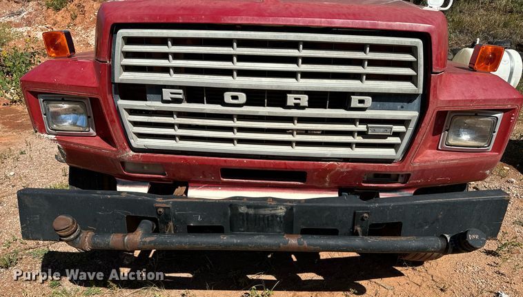 image for item EE7672 1992 Ford F700 water truck