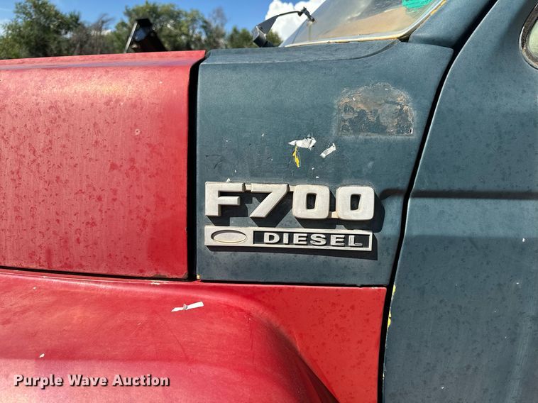 image for item EE7672 1992 Ford F700 water truck