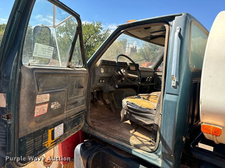 image for item EE7672 1992 Ford F700 water truck