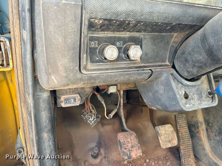 image for item EE7672 1992 Ford F700 water truck