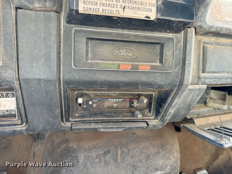 image for item EE7672 1992 Ford F700 water truck