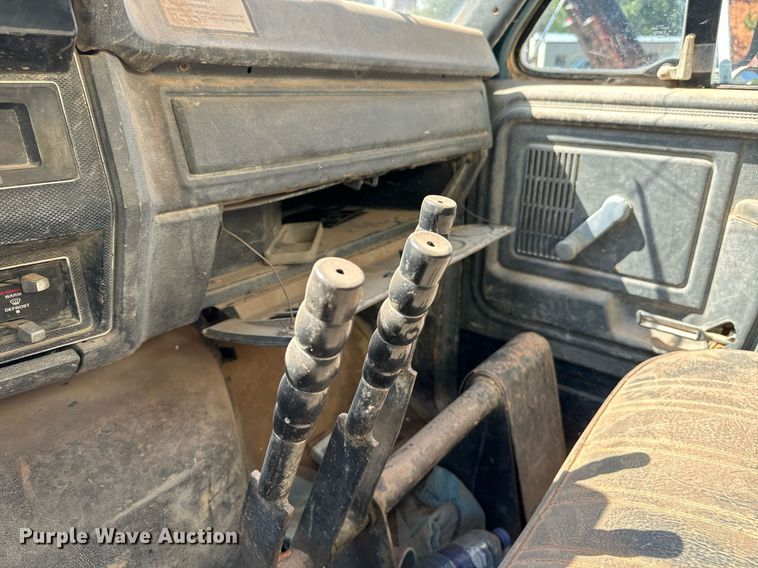 image for item EE7672 1992 Ford F700 water truck