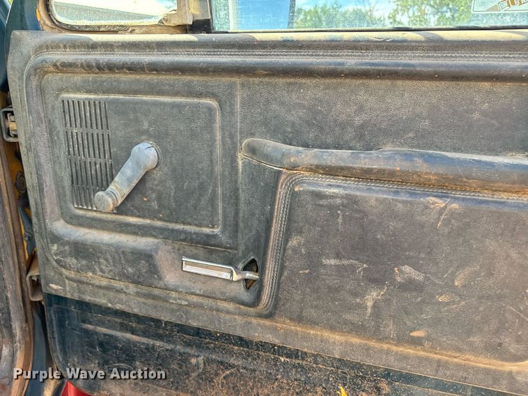 image for item EE7672 1992 Ford F700 water truck