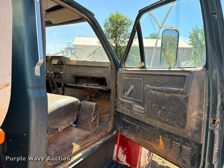 image for item EE7672 1992 Ford F700 water truck