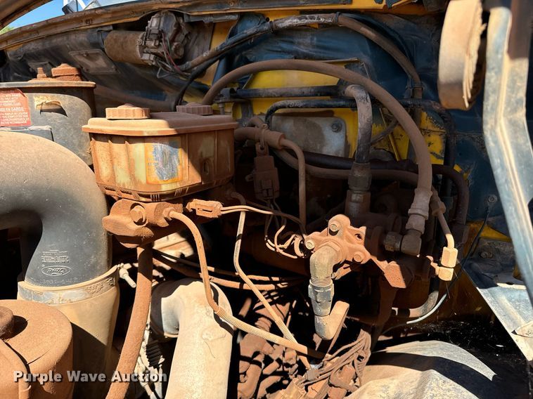 image for item EE7672 1992 Ford F700 water truck