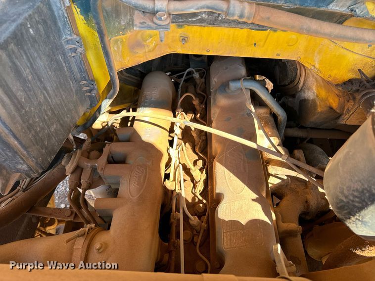 image for item EE7672 1992 Ford F700 water truck