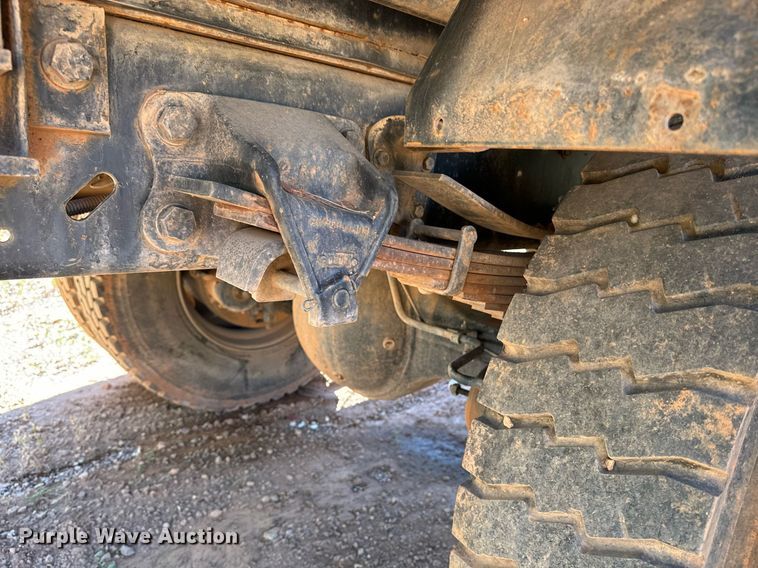 image for item EE7672 1992 Ford F700 water truck