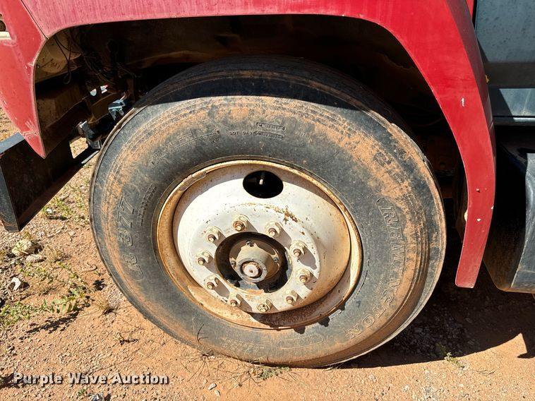 image for item EE7672 1992 Ford F700 water truck