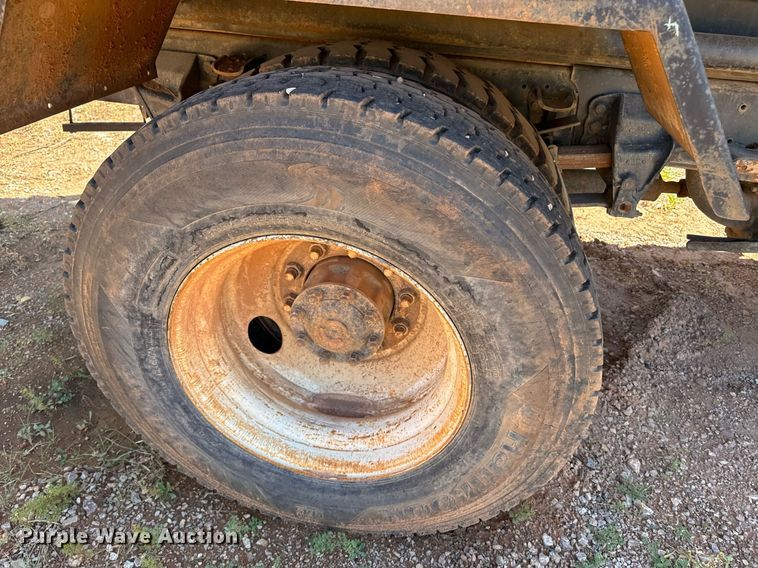 image for item EE7672 1992 Ford F700 water truck