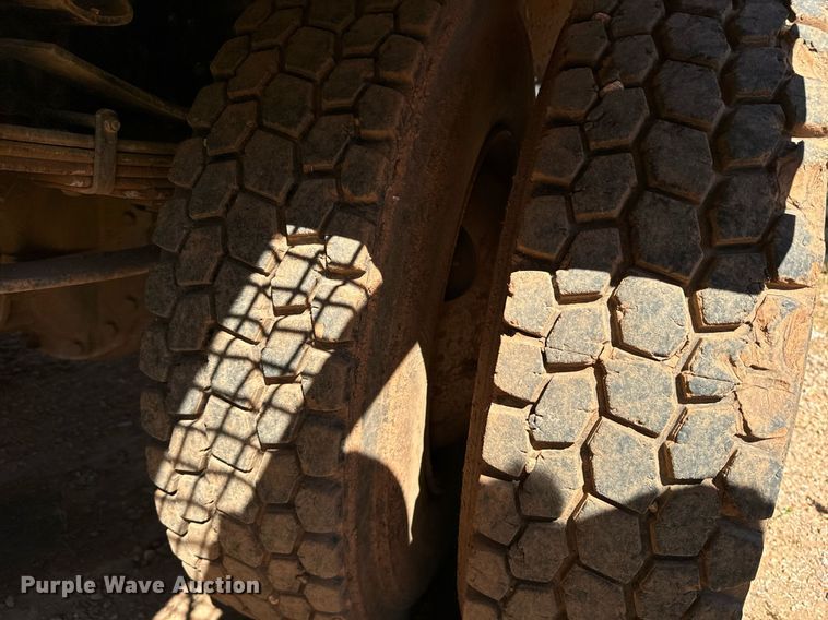 image for item EE7672 1992 Ford F700 water truck