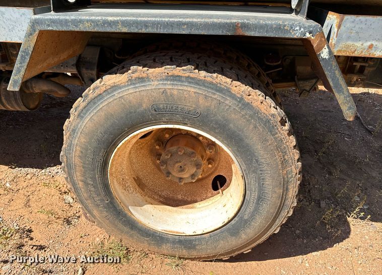 image for item EE7672 1992 Ford F700 water truck