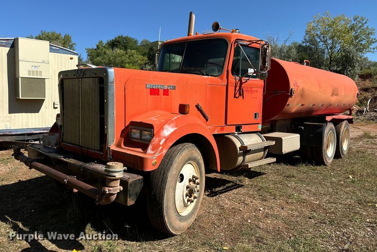 image for item EE7673 1985 Western Star water truck