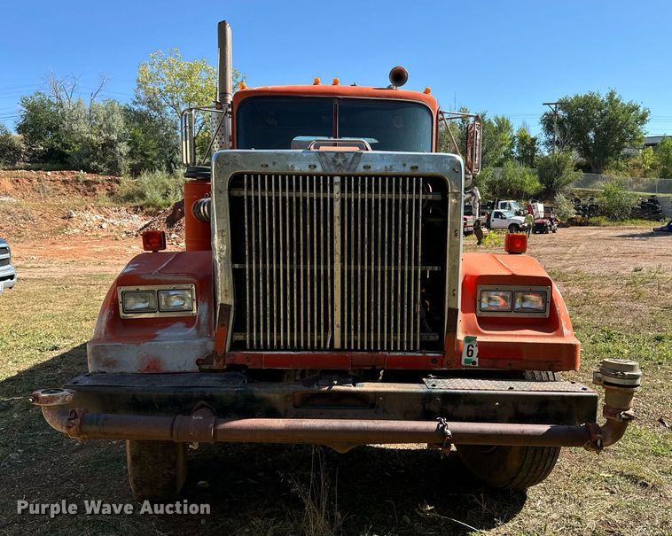 image for item EE7673 1985 Western Star water truck