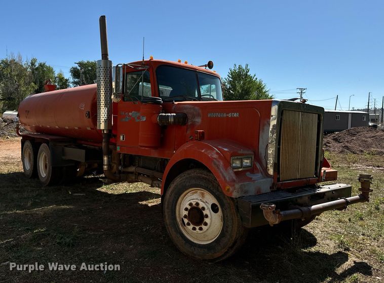 image for item EE7673 1985 Western Star water truck