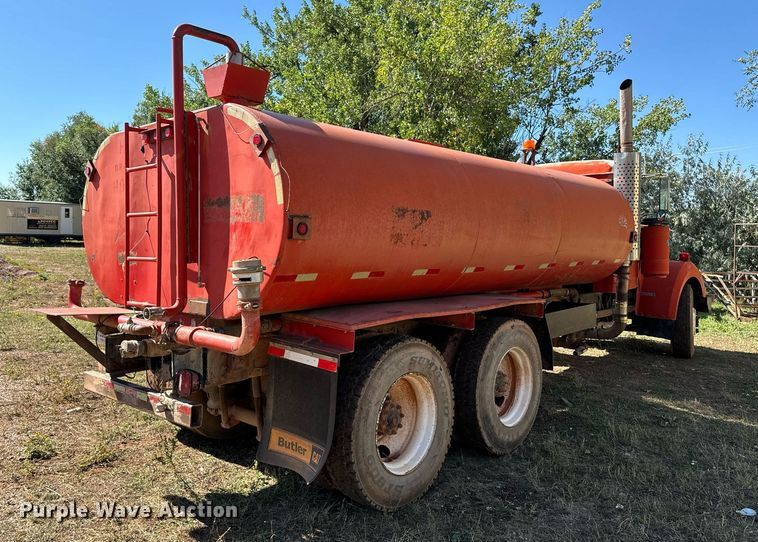 image for item EE7673 1985 Western Star water truck