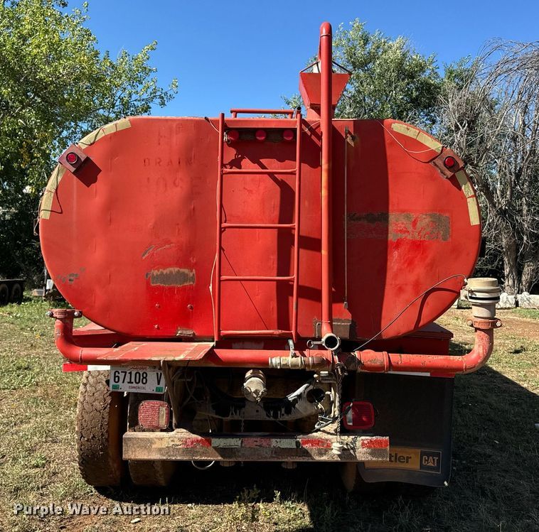 image for item EE7673 1985 Western Star water truck