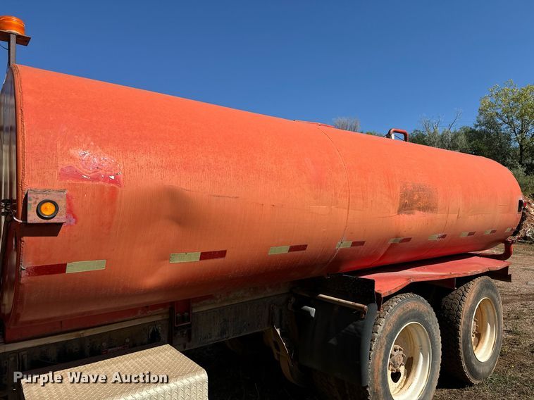 image for item EE7673 1985 Western Star water truck