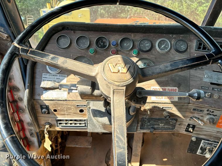 image for item EE7673 1985 Western Star water truck