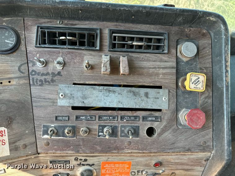 image for item EE7673 1985 Western Star water truck