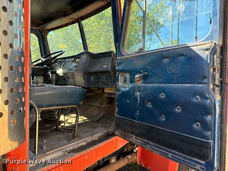 image for item EE7673 1985 Western Star water truck