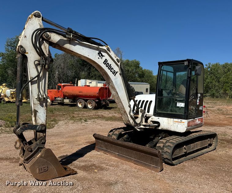 image for item EE7674 2006 Bobcat 442C mini excavator