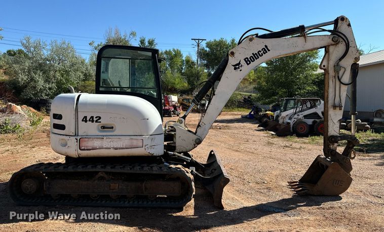 image for item EE7674 2006 Bobcat 442C mini excavator