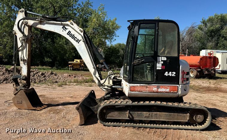 image for item EE7674 2006 Bobcat 442C mini excavator