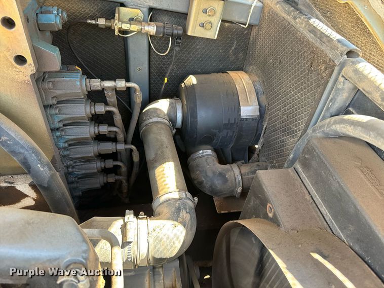 image for item EE7674 2006 Bobcat 442C mini excavator