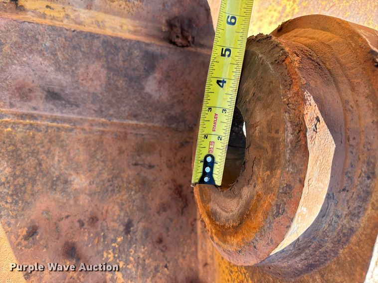 image for item EE7681 Caterpillar excavator bucket