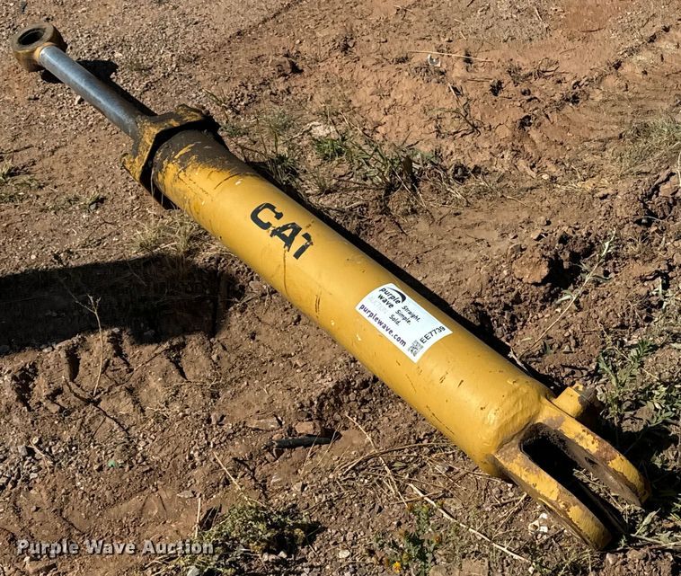 image for item EE7739 Caterpillar hydraulic cylinder