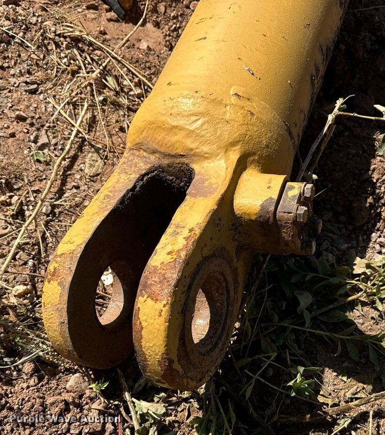 image for item EE7739 Caterpillar hydraulic cylinder