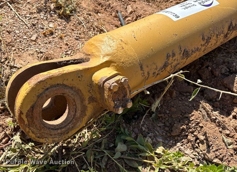 image for item EE7739 Caterpillar hydraulic cylinder