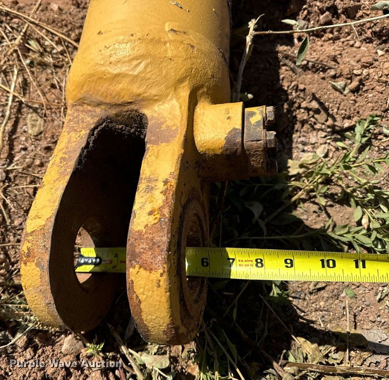 image for item EE7739 Caterpillar hydraulic cylinder