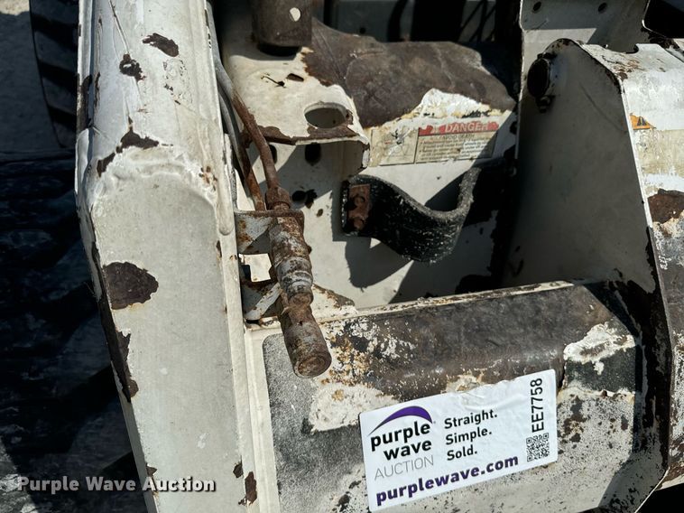 image for item EE7758 2001 Bobcat 863 skid steer loader