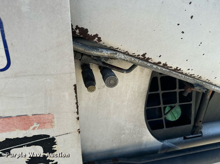 image for item EE7758 2001 Bobcat 863 skid steer loader