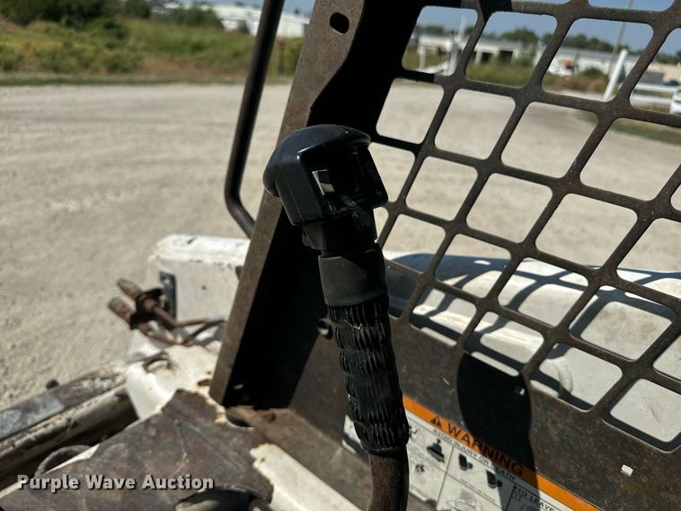 image for item EE7758 2001 Bobcat 863 skid steer loader