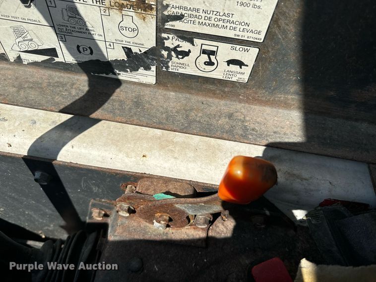 image for item EE7758 2001 Bobcat 863 skid steer loader