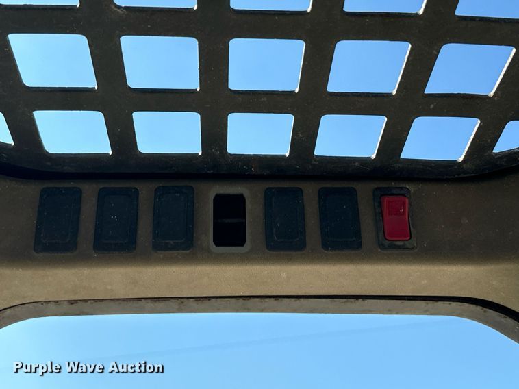 image for item EE7758 2001 Bobcat 863 skid steer loader