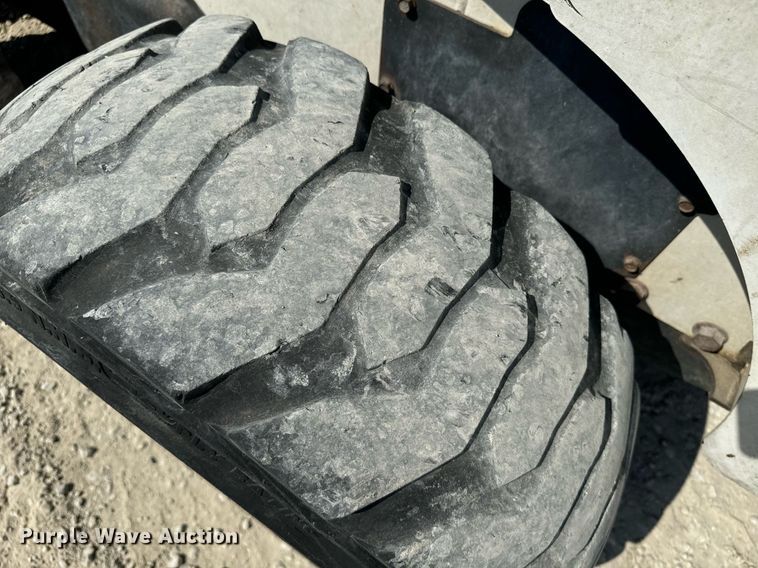 image for item EE7758 2001 Bobcat 863 skid steer loader