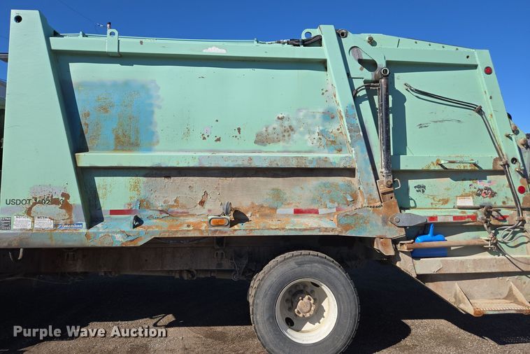 image for item EE7771 2006 International 7300 refuse truck