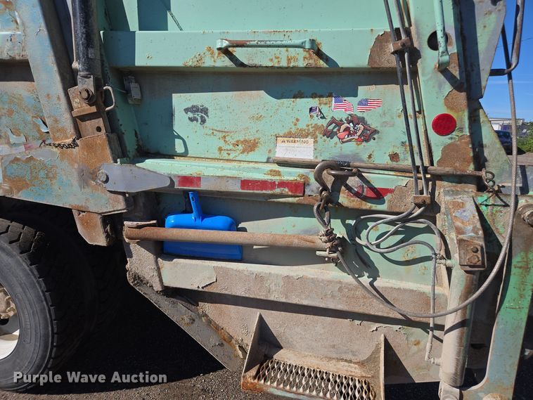 image for item EE7771 2006 International 7300 refuse truck