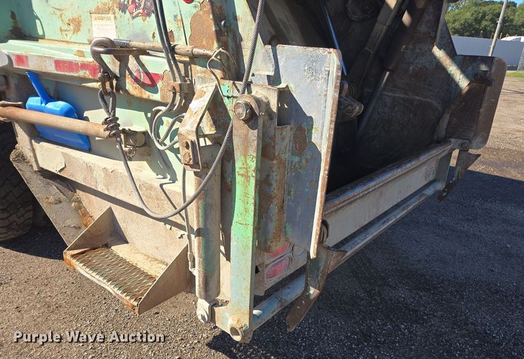 image for item EE7771 2006 International 7300 refuse truck