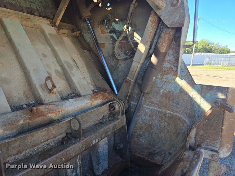 image for item EE7771 2006 International 7300 refuse truck