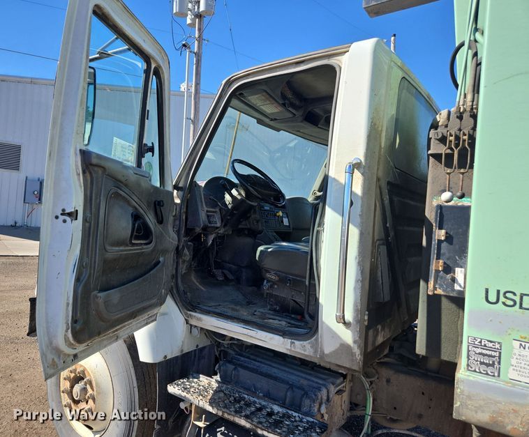 image for item EE7771 2006 International 7300 refuse truck