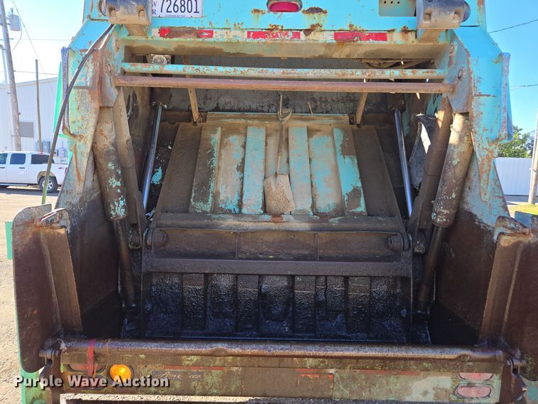 image for item EE7772 2010 International 7300 refuse truck